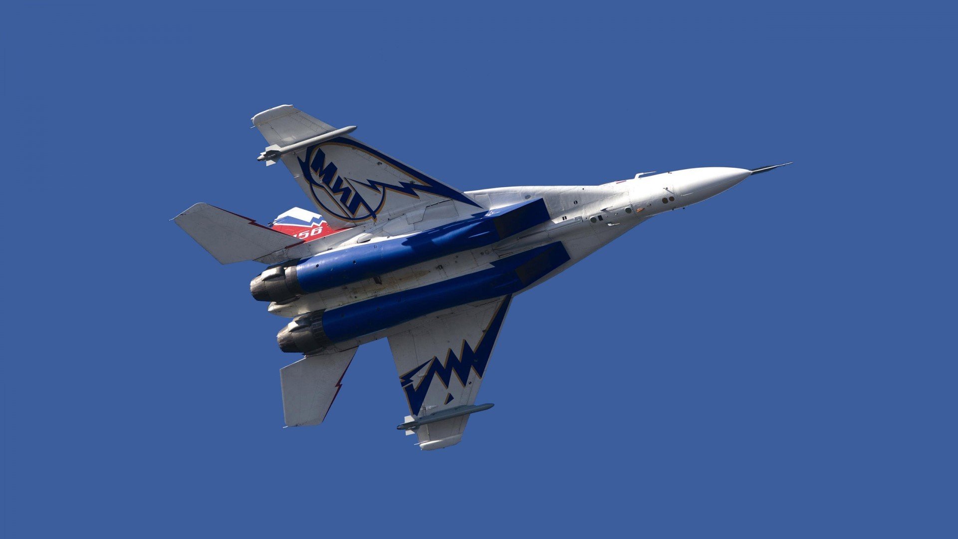 “英超接近收官，争冠大战硝烟弥漫”，英超争4