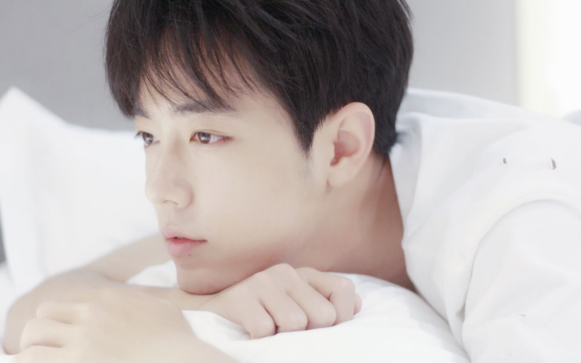 森林狼逆转太阳,系列赛焦点战中爱德华兹双手暴扣点燃全场,森林狼队爱德华兹