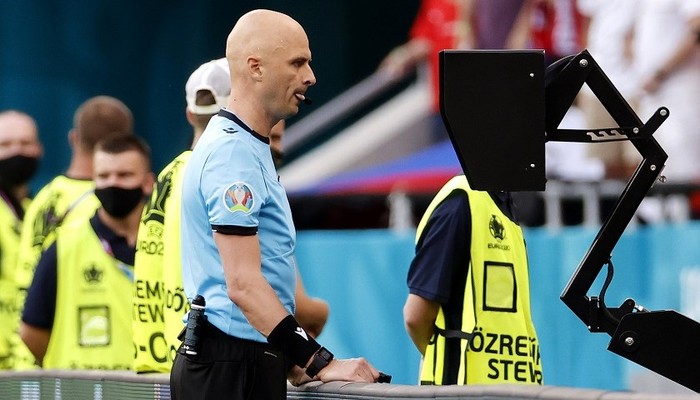 五大联赛裁判争议不断，VAR技术是否该被取消？