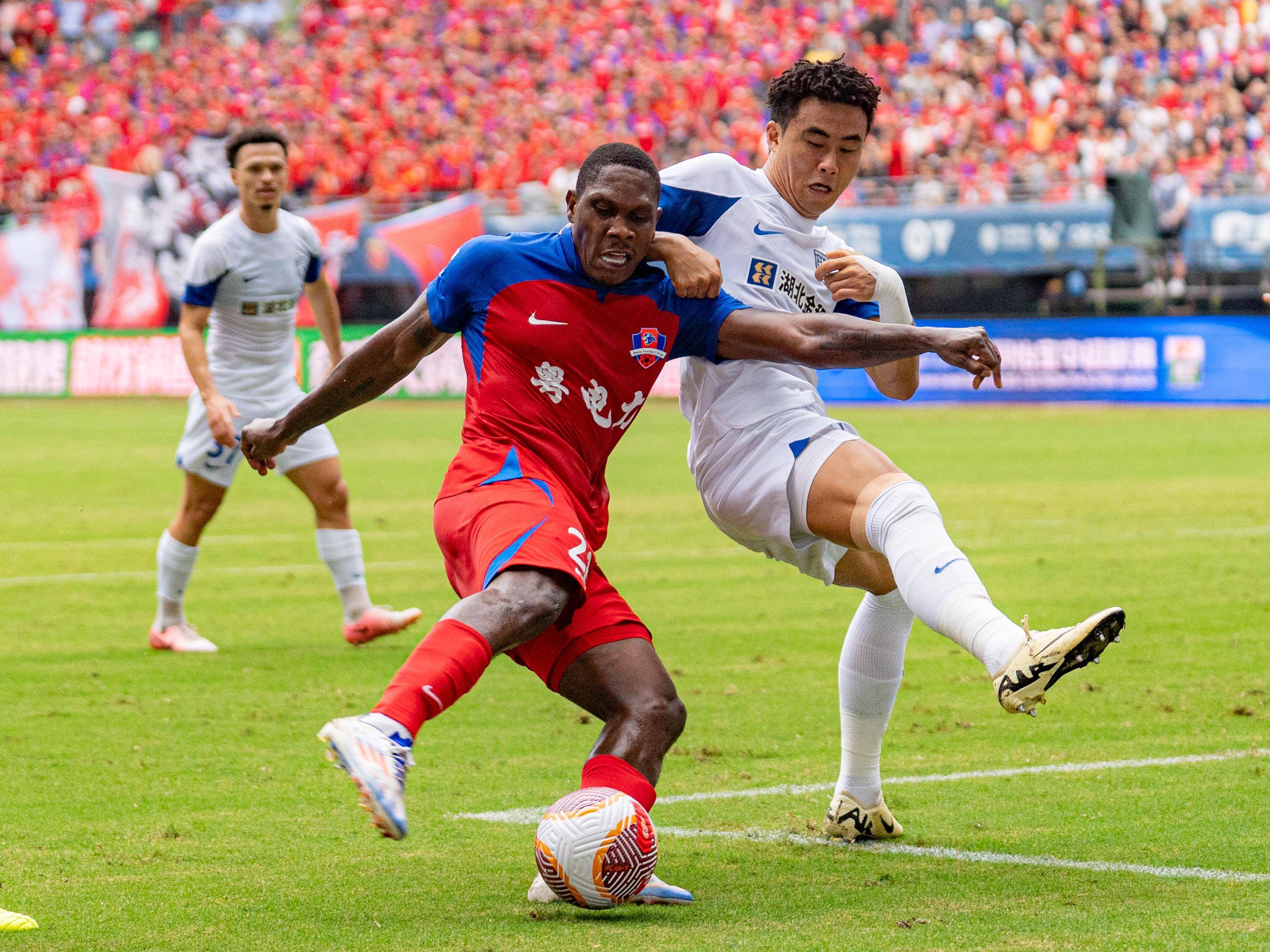 《中超联赛新赛季揭幕，豪门争霸再起》