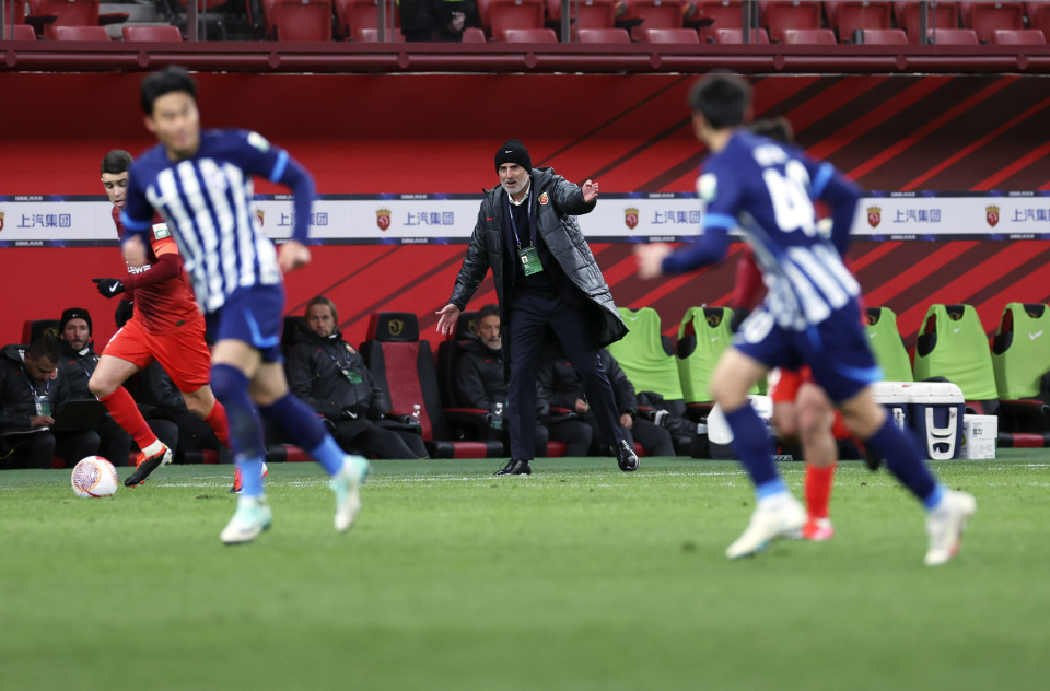 《中超联赛新赛季揭幕，豪门争霸再起》