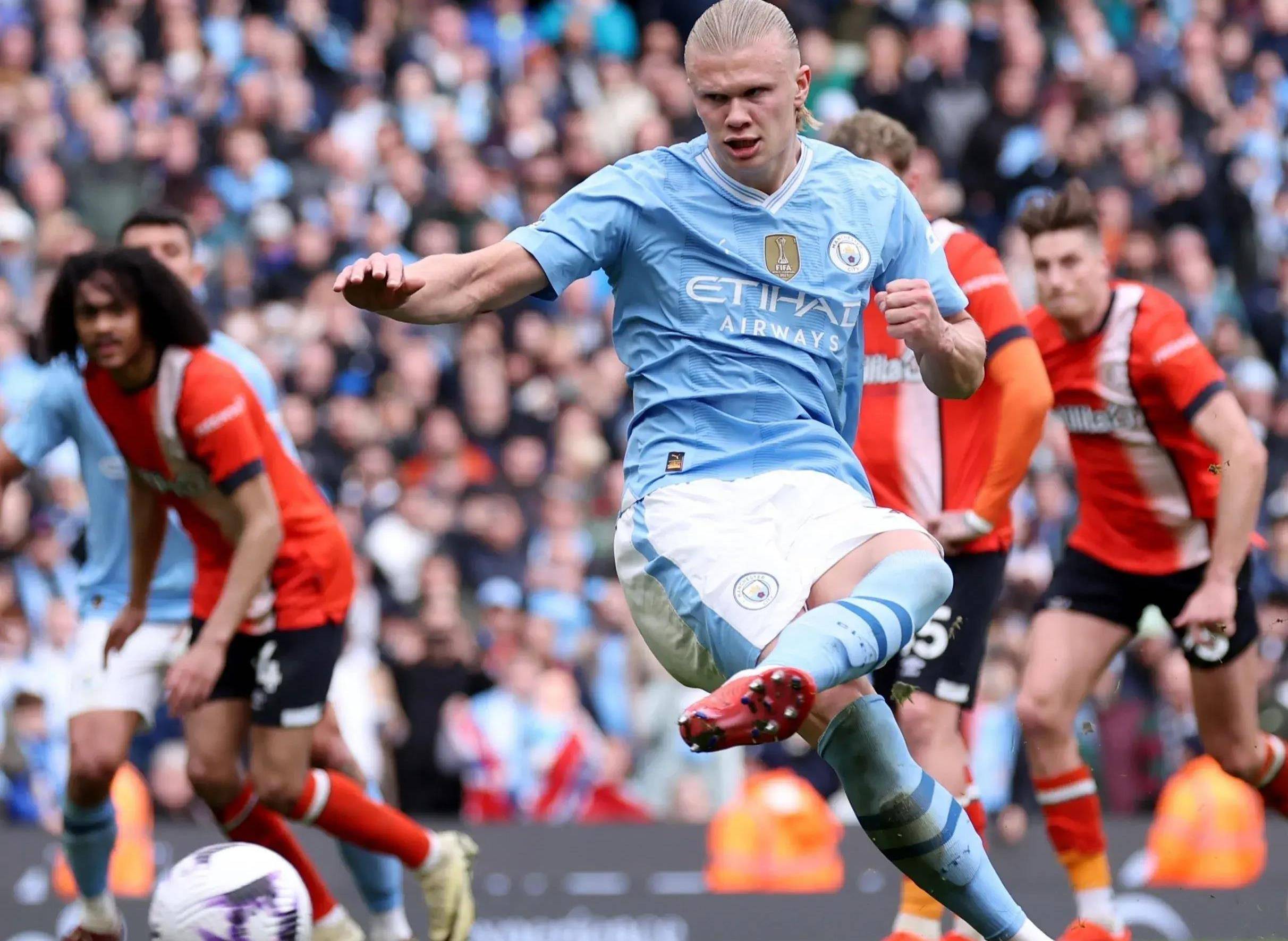 英超联赛：曼城豪取十连胜，稳居榜首