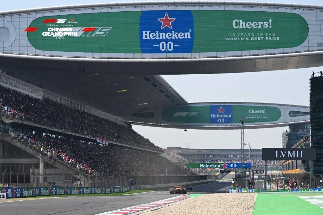 包含F1赛事：汉密尔顿再夺冠军，延续辉煌的词条