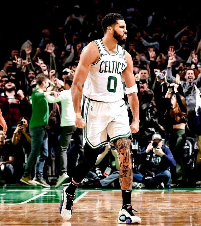 关于塔图姆新赛季表现抢眼，能否带领凯尔特人夺冠？的信息